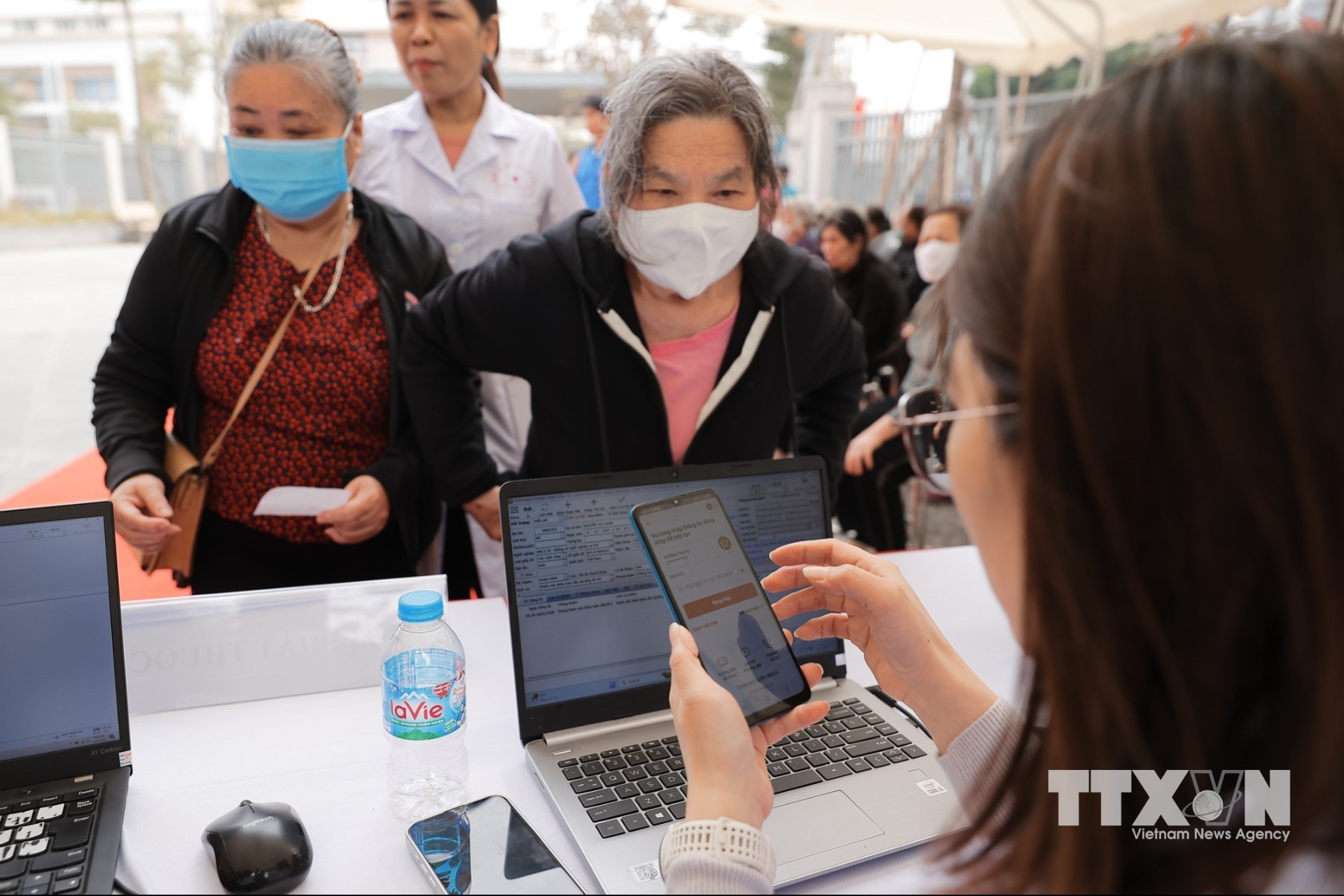 Người dân đến đăng ký khám chỉ cần mang theo thẻ CCCD hoặc điện thoại thông minh có cài phần mềm VNeID để đăng ký khám. (Ảnh: Minh Quyết/TTXVN)